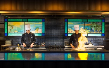 Chef preparing teppanyaki at AO open kitchen