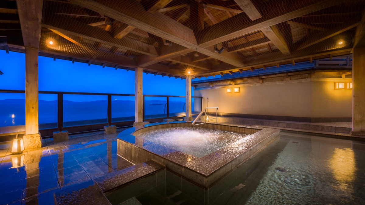 Kazasumi-no-yu open-air jacuzzi at dusk