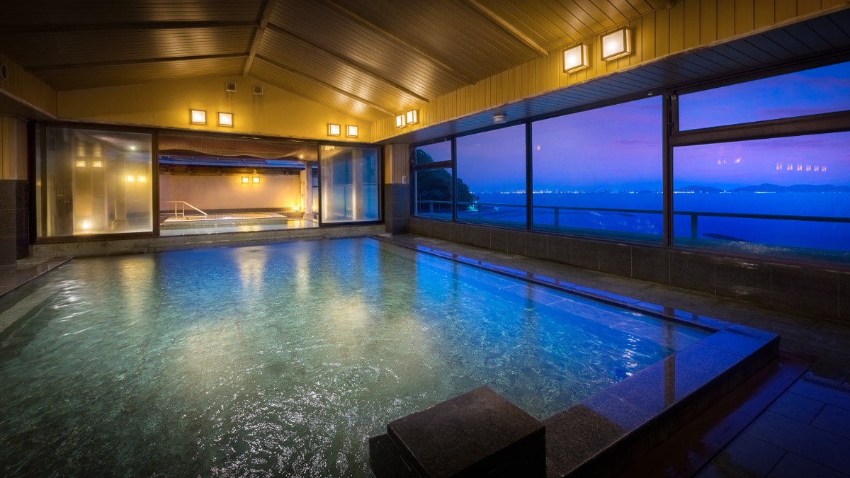 Kosai-no-yu indoor and open-air bath at dusk