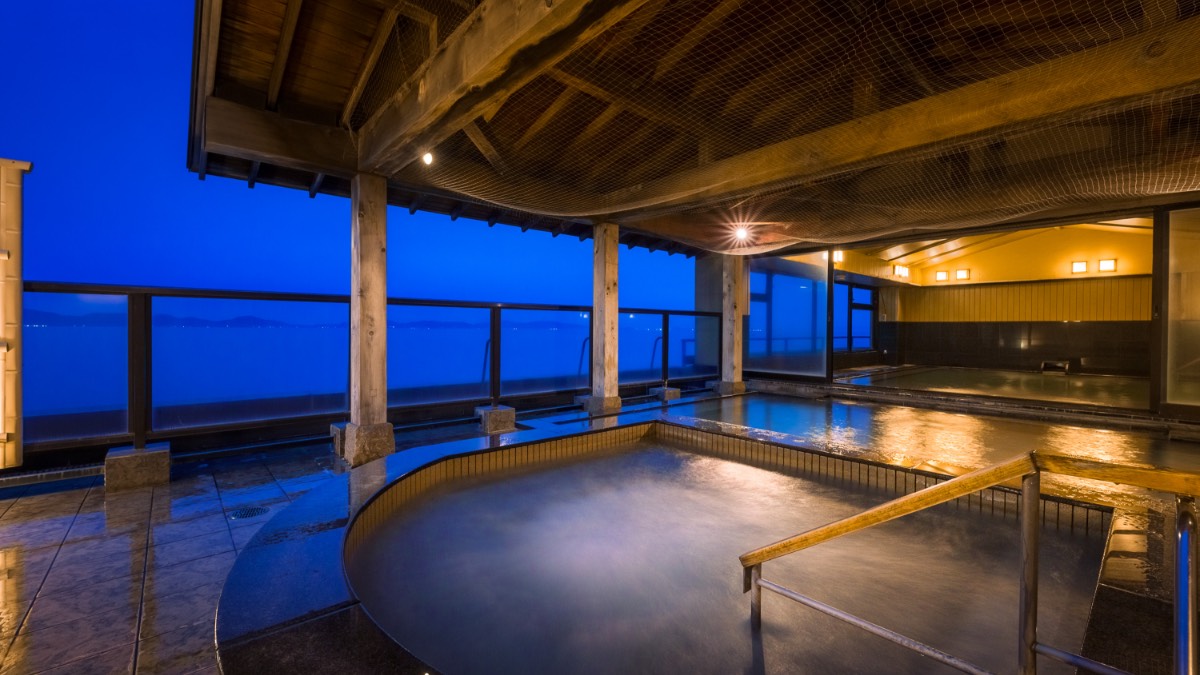 Kosai-no-yu round open-air bath at dusk