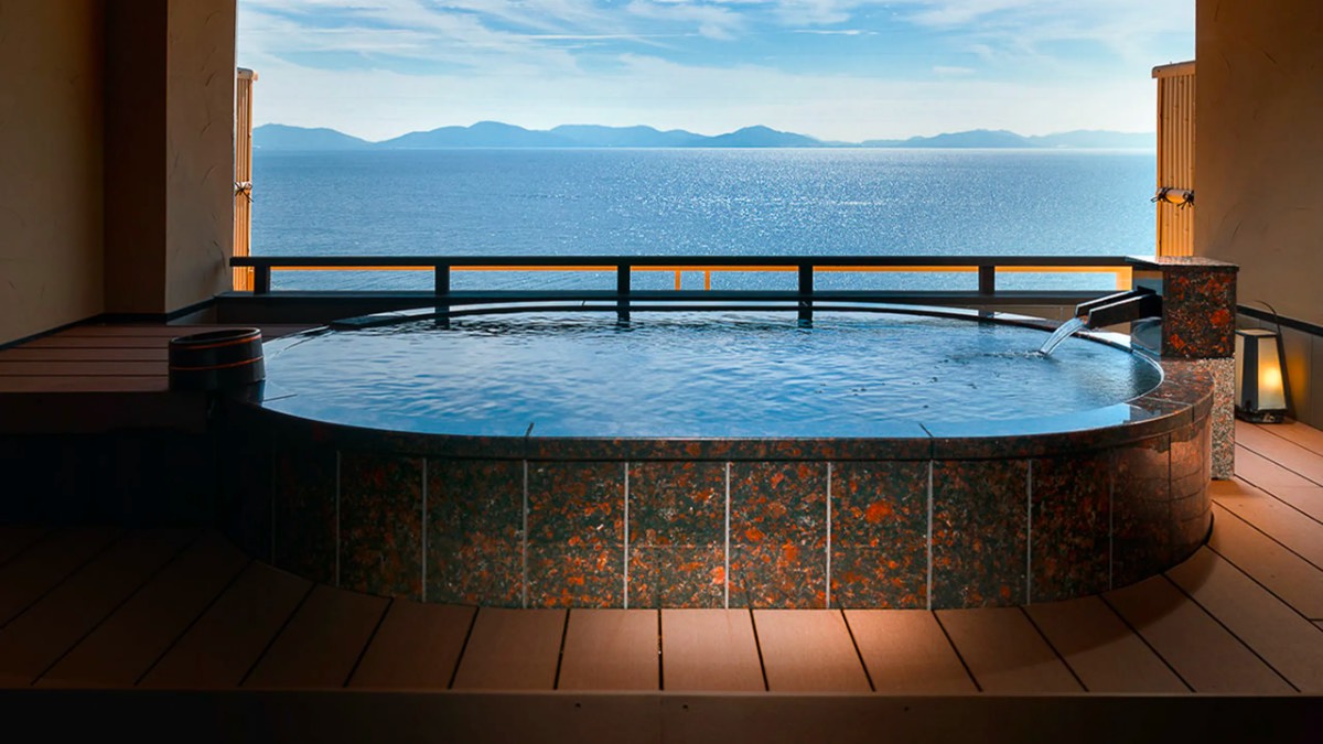 Private open-air bath, round tub with sea view