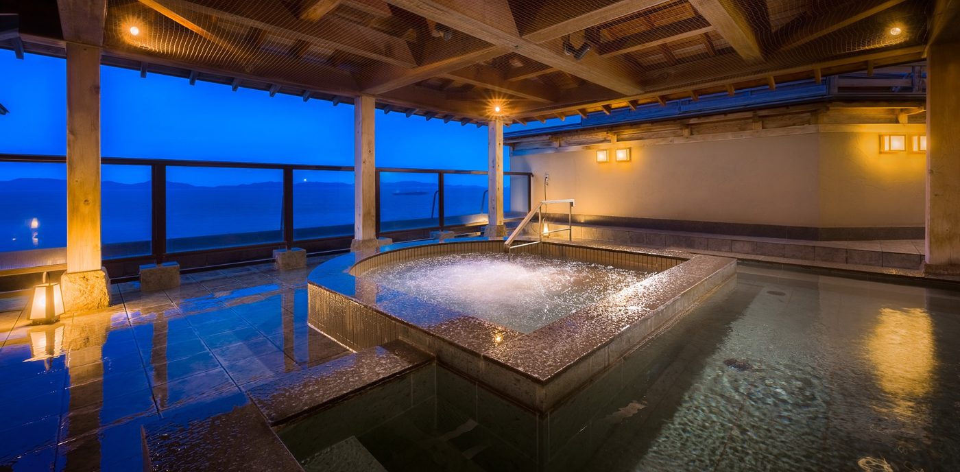 Kazasumi-no-yu, the women's grand bath, offers a heavenly soak with views of Mikawa Bay's ever-changing beauty across the seasons and hours. Immerse yourself in the gently enveloping Bihaku spring water, and let the mist sauna and jacuzzi slowly wash away everyday fatigue.