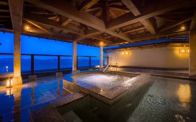 Kazasumi-no-yu, the women's grand bath, offers a heavenly soak with views of Mikawa Bay's ever-changing beauty across the seasons and hours. Immerse yourself in the gently enveloping Bihaku spring water, and let the mist sauna and jacuzzi slowly wash away everyday fatigue.