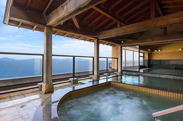 A relaxing café reborn from a hot-spring bath where work flows smoothly