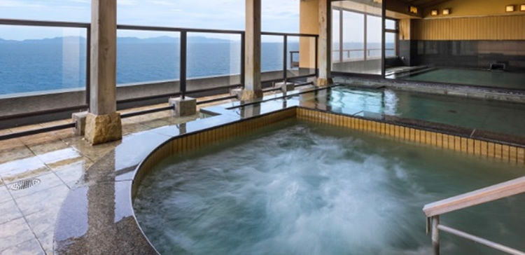A relaxing café reborn from a hot-spring bath where work flows smoothly