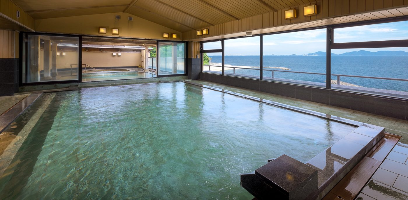 Kosai-no-yu, the men's grand bath, is designed for a leisurely soak in the Bihaku spring water while taking in the magnificent Mikawa Bay view. Enjoy the open-air bath, of course, along with the sauna and jacuzzi.