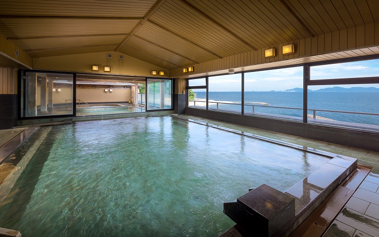 Kosai-no-yu, the men's grand bath, is designed for a leisurely soak in the Bihaku spring water while taking in the magnificent Mikawa Bay view. Enjoy the open-air bath, of course, along with the sauna and jacuzzi.