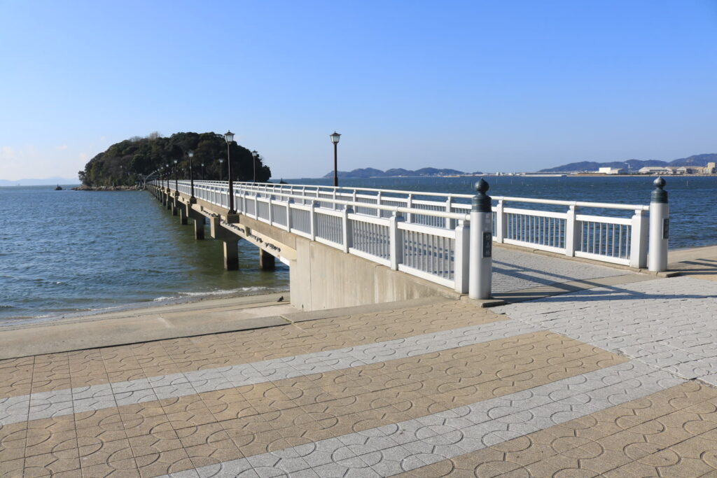 三河湾に架かる竹島橋と竹島