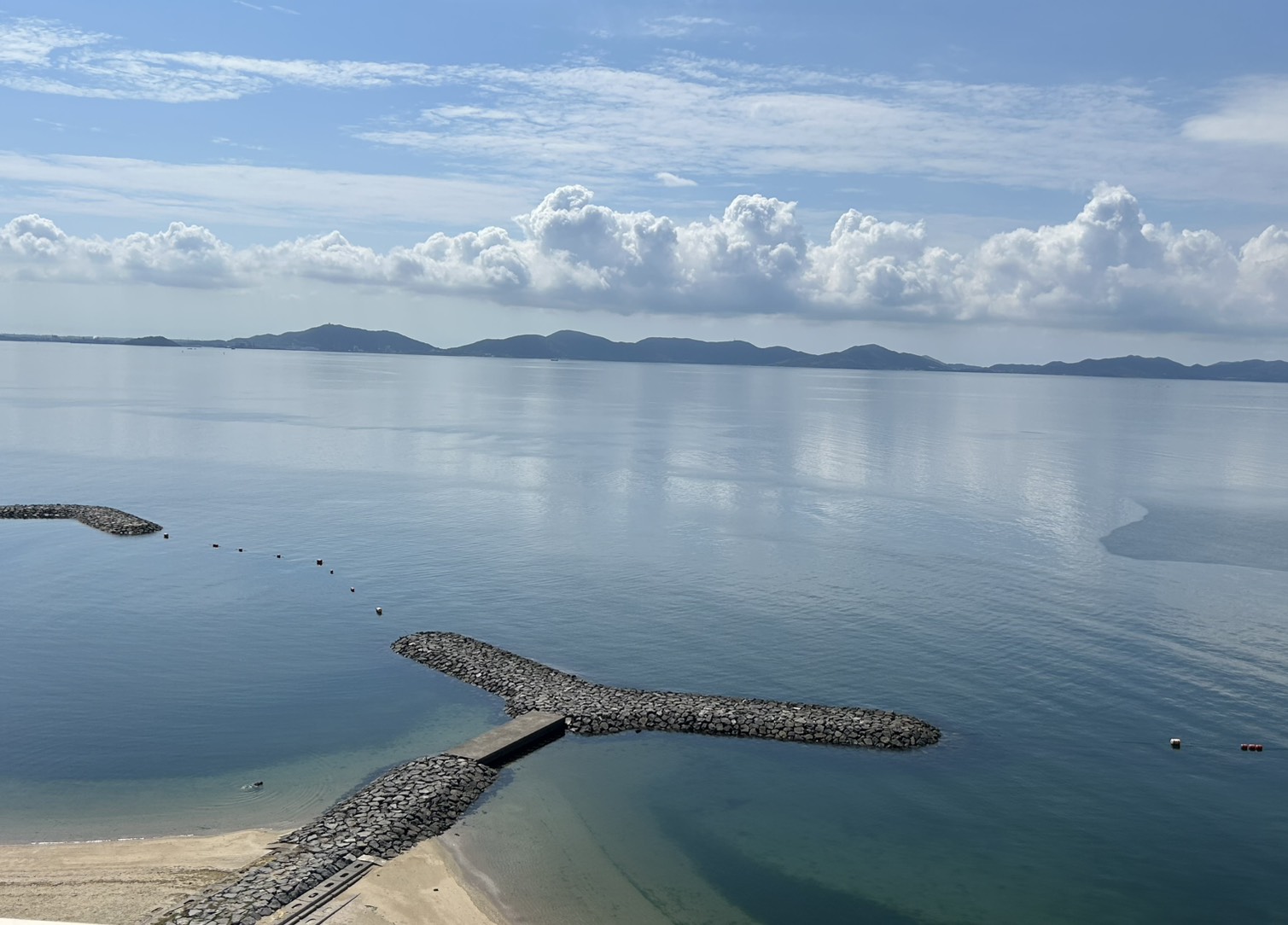 プレミアムラウンジ そらのテラスから望む海と砂浜