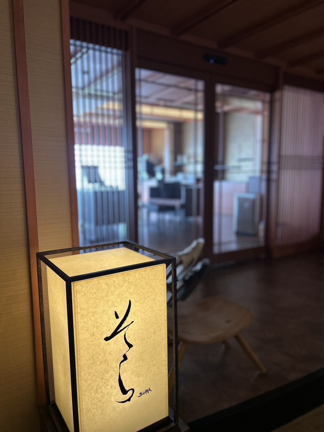 灯りに浮かぶプレミアムラウンジ そらの入口サイン
