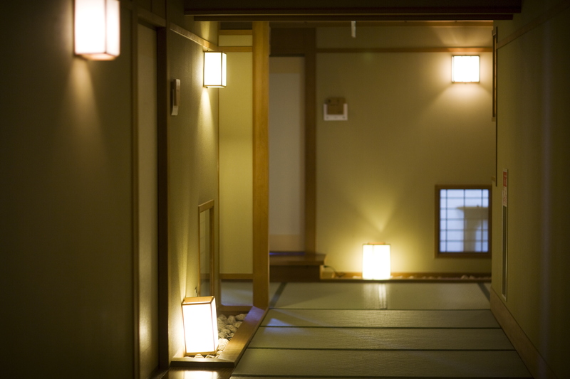 料理茶寮 万華(ばんか)の個室へ続く灯りの廊下